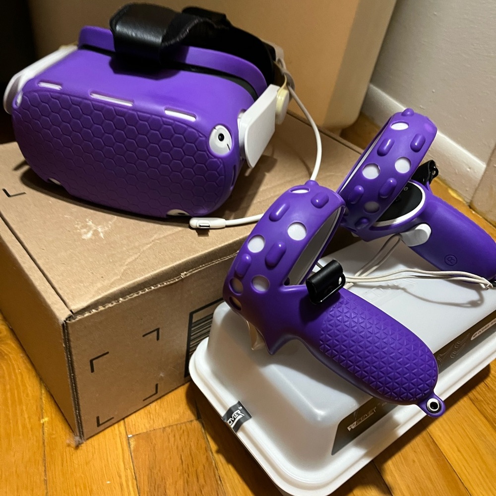 Oculus Quest 2 with accessories included - Picture 3 of 7